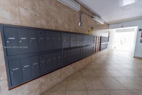 Condominio en venta en Hallandale Beach, Florida, 1 dormitorio, 74.32 m2 № 2057681 - foto 17