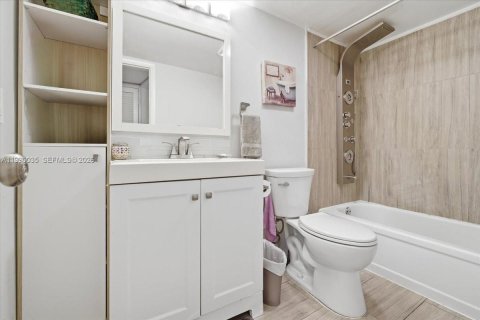 Condominio en venta en Hallandale Beach, Florida, 1 dormitorio, 74.32 m2 № 2057681 - foto 16