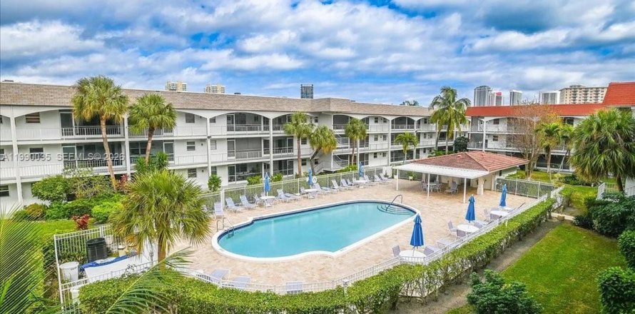 Condominio en Hallandale Beach, Florida, 1 dormitorio  № 2057681