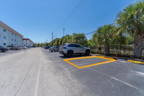 Condominio en venta en Hallandale Beach, Florida, 1 dormitorio, 74.32 m2 № 2057681 - foto 21