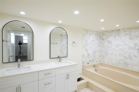 Condominio en venta en Miami Beach, Florida, 2 dormitorios, 160.07 m2 № 1772474 - foto 17