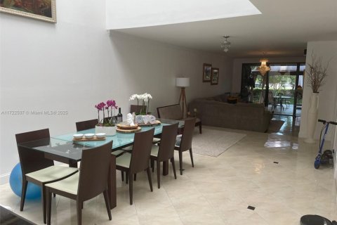 Townhouse in Aventura, Florida 3 bedrooms, 188.78 sq.m. № 1473214 - photo 9