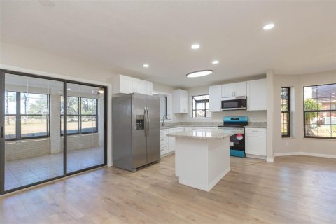 House in Zephyrhills, Florida 3 bedrooms, 209.96 sq.m. № 2100405 - photo 11