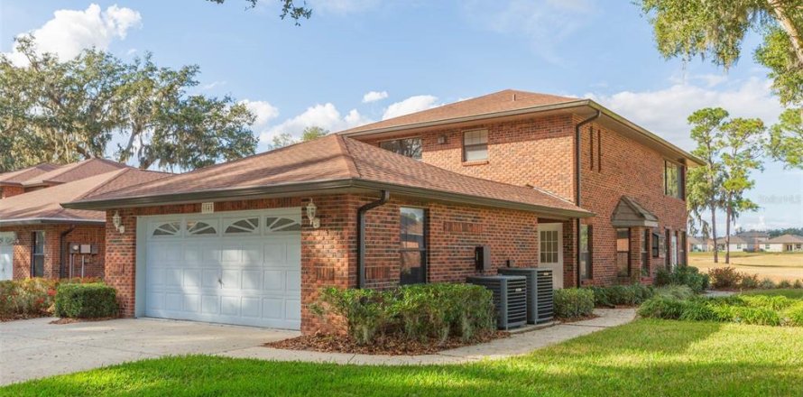 House in Zephyrhills, Florida 3 bedrooms, 209.96 sq.m. № 2100405