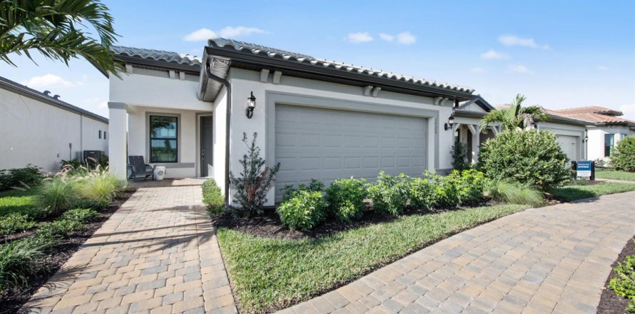 House in Naples, Florida 2 bedrooms, 130.53 sq.m. № 2182491