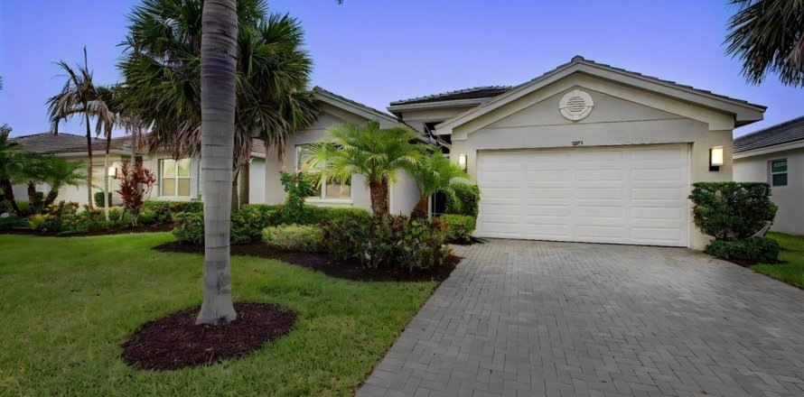 House in Port St. Lucie, Florida 2 bedrooms, 159.42 sq.m. № 2085257