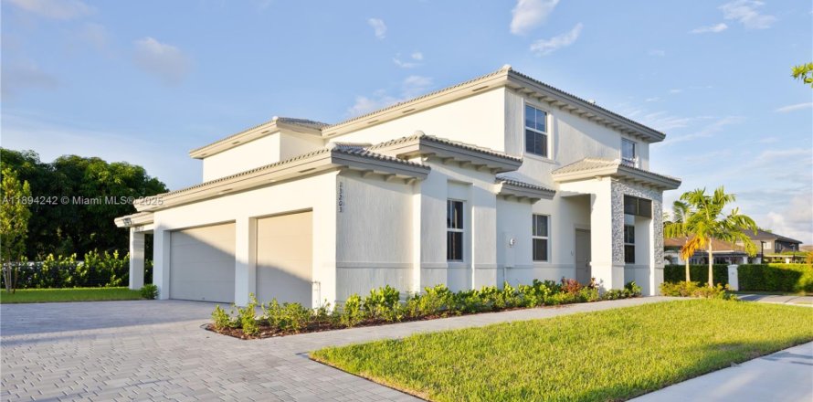 Дом в Майами, Флорида 5 спален № 2034448