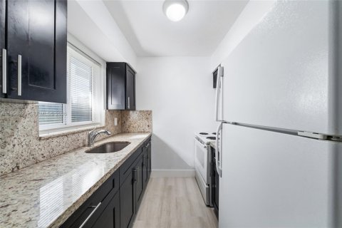 Villa ou maison à louer à Fort Lauderdale, Floride: 2 chambres, 74.32 m2 № 2010931 - photo 4