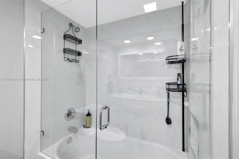Condo in Pompano Beach, Florida, 2 bedrooms  № 1860288 - photo 22