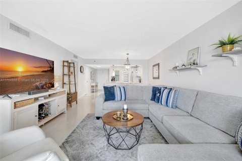 Condo in Pompano Beach, Florida, 2 bedrooms  № 1860288 - photo 10