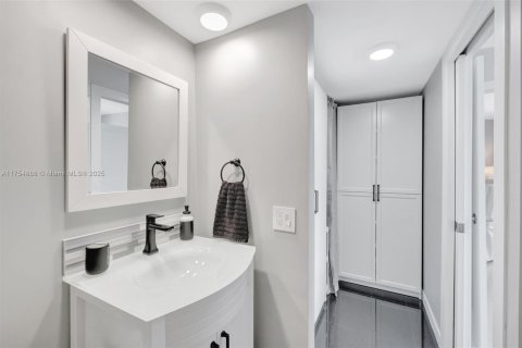 Condo in Pompano Beach, Florida, 2 bedrooms  № 1860288 - photo 17