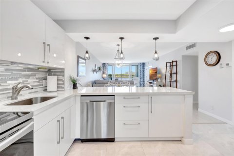 Condo in Pompano Beach, Florida, 2 bedrooms  № 1860288 - photo 2