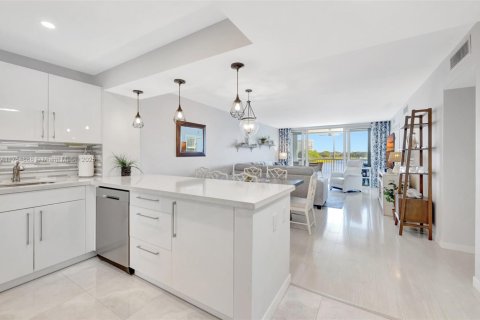 Condo in Pompano Beach, Florida, 2 bedrooms  № 1860288 - photo 1