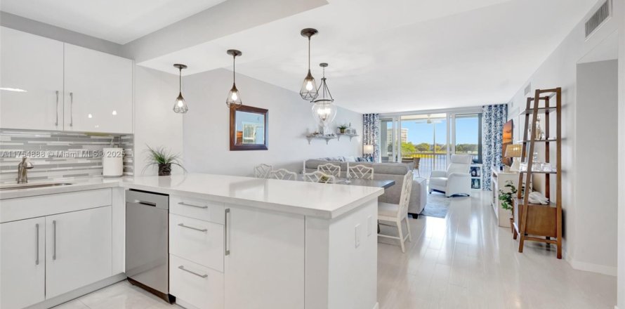 Condo in Pompano Beach, Florida, 2 bedrooms  № 1860288