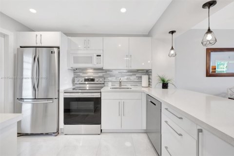 Condo in Pompano Beach, Florida, 2 bedrooms  № 1860288 - photo 3