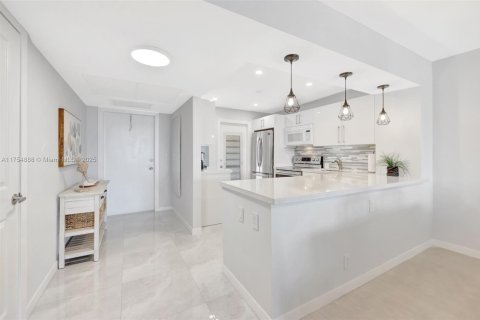 Condo in Pompano Beach, Florida, 2 bedrooms  № 1860288 - photo 13