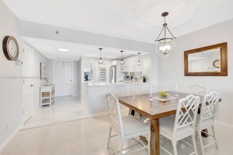 Condo in Pompano Beach, Florida, 2 bedrooms  № 1860288 - photo 12