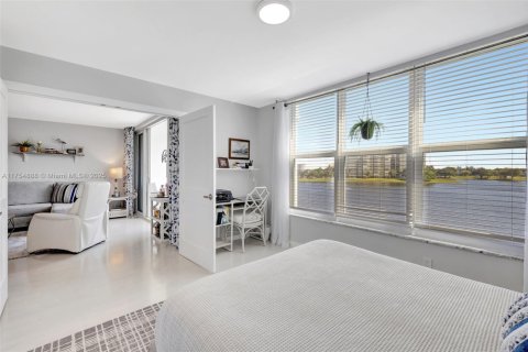 Condo in Pompano Beach, Florida, 2 bedrooms  № 1860288 - photo 15