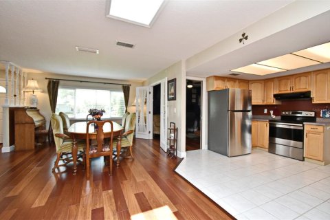 House in Longwood, Florida 3 bedrooms, 157 sq.m. № 1810357 - photo 9