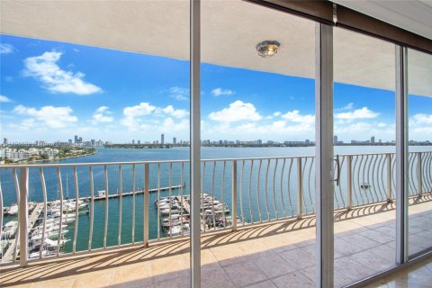 Condominio en North Bay Village, Florida, 2 dormitorios № 2014390