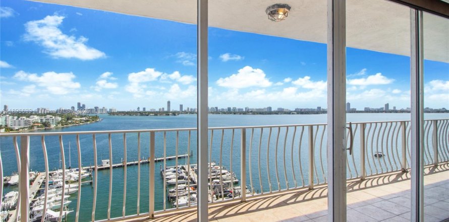 Condominio en North Bay Village, Florida, 2 dormitorios  № 2014390