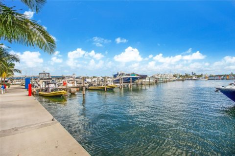 Condominio en venta en North Bay Village, Florida, 2 dormitorios, 95.69 m2 № 2014390 - foto 13