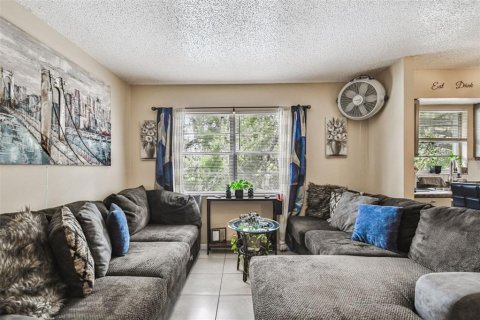 Commercial property in Tampa, Florida 6 bedrooms, 161.28 sq.m. № 2371482 - photo 12