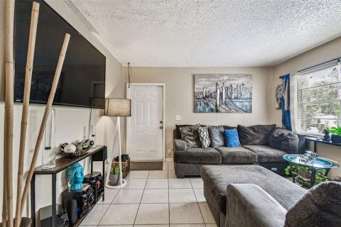Commercial property in Tampa, Florida 6 bedrooms, 161.28 sq.m. № 2371482 - photo 10