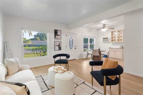 House in Orlando, Florida 3 bedrooms, 95.22 sq.m. № 1856052 - photo 4