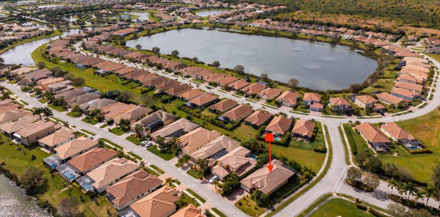 House in Vero Beach, Florida 4 bedrooms, 303.23 sq.m. № 1022259