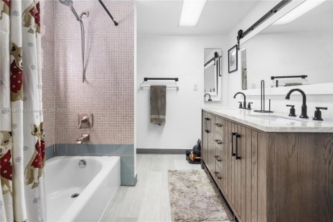Condo in Sunrise, Florida, 2 bedrooms  № 1937762 - photo 5