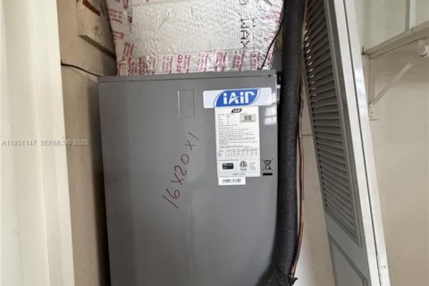 Commercial property in Miami, Florida 199.74 sq.m. № 1989550 - photo 10