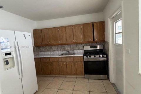 Commercial property in Miami, Florida 199.74 sq.m. № 1989550 - photo 8