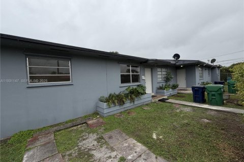 Commercial property in Miami, Florida 199.74 sq.m. № 1989550 - photo 1