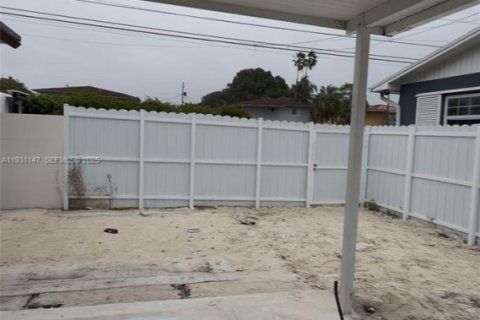 Commercial property in Miami, Florida 199.74 sq.m. № 1989550 - photo 9