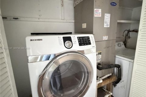 Commercial property in Miami, Florida 199.74 sq.m. № 1989550 - photo 19