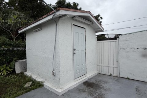 Commercial property in Miami, Florida 199.74 sq.m. № 1989550 - photo 23