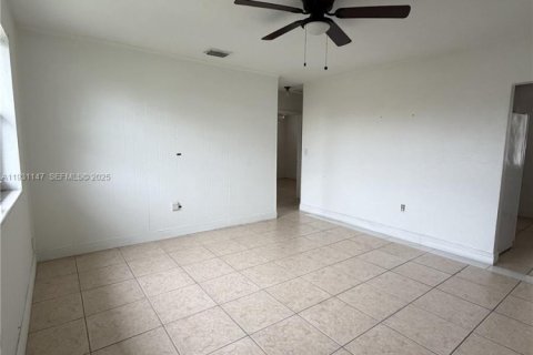 Commercial property in Miami, Florida 199.74 sq.m. № 1989550 - photo 4