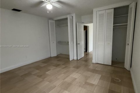 Commercial property in Miami, Florida 199.74 sq.m. № 1989550 - photo 13