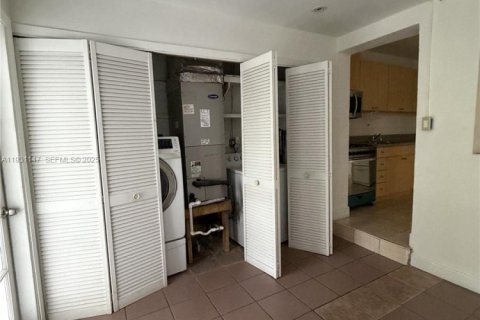 Commercial property in Miami, Florida 199.74 sq.m. № 1989550 - photo 17