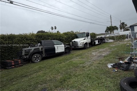 Commercial property in Miami, Florida 199.74 sq.m. № 1989550 - photo 2