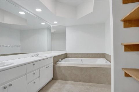 Condo in Sunny Isles Beach, Florida, 3 bedrooms  № 1890355 - photo 24