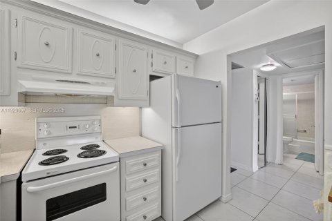 Condo in Pompano Beach, Florida, 1 bedroom  № 1991350 - photo 17