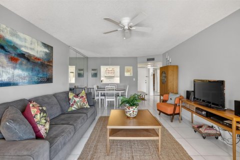 Condo in Pompano Beach, Florida, 1 bedroom  № 1991350 - photo 9