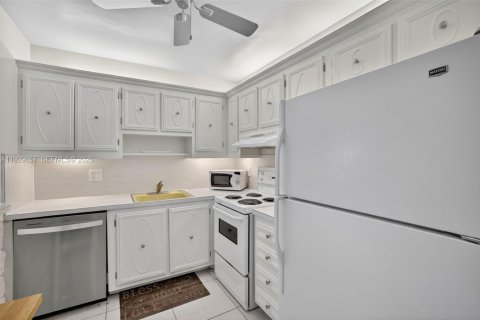 Condo in Pompano Beach, Florida, 1 bedroom  № 1991350 - photo 15