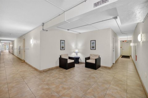 Condo in Pompano Beach, Florida, 1 bedroom  № 1991350 - photo 23