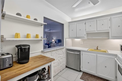 Condo in Pompano Beach, Florida, 1 bedroom  № 1991350 - photo 16