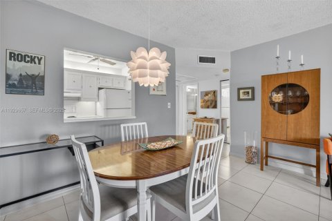 Condo in Pompano Beach, Florida, 1 bedroom  № 1991350 - photo 11