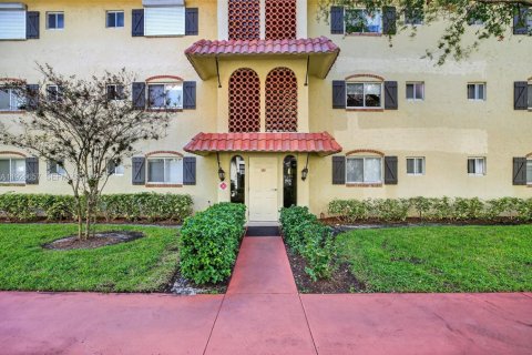 Condo in Pompano Beach, Florida, 1 bedroom  № 1991350 - photo 24