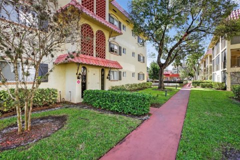 Condo in Pompano Beach, Florida, 1 bedroom  № 1991350 - photo 25